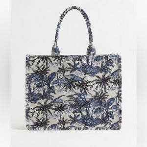 Jacquard weave tote bag
